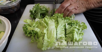 Фото приготовления рецепта: Оливье с креветками и авокадо - шаг 5