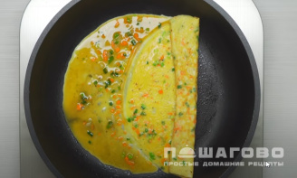Фото приготовления рецепта: Омлет по-японски - шаг 4