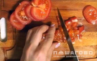 Фото приготовления рецепта: Салат с копченой курицей, овощами и кукурузой - шаг 3