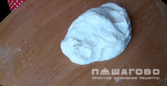 Фото приготовления рецепта: Грибная пицца с колбасой и сыром - шаг 2