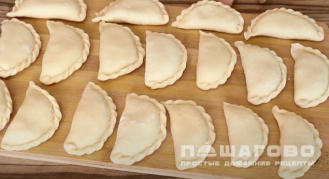 Фото приготовления рецепта: Вареники с сырым картофелем и салом - шаг 7
