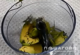 Фото приготовления рецепта: Бутерброды с авокадо лососем и сыром - шаг 2