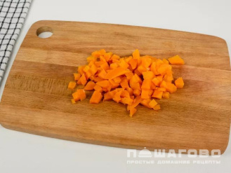 Фото приготовления рецепта: Зимний Оливье с колбасой и солеными огурцами - шаг 2