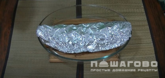 Фото приготовления рецепта: Рыба в фольге в духовке - шаг 4
