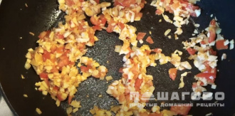 Фото приготовления рецепта: Шампиньоны фаршированные помидорами и сыром - шаг 6