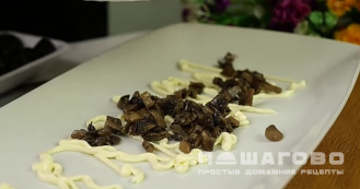 Фото приготовления рецепта: Салат с грибами, черносливом и курицей - шаг 6