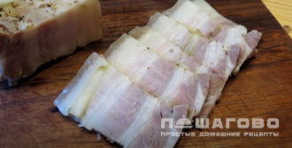 Фото приготовления рецепта: Грудинка по-домашнему с чесноком и аджикой - шаг 5