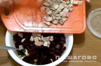 Фото приготовления рецепта: Салат из сельди с овощами и яблоком - шаг 4