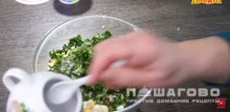 Фото приготовления рецепта: Салат из черемши и яиц - шаг 5