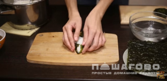 Фото приготовления рецепта: Онигири с тунцом - шаг 6