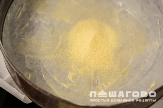 Фото приготовления рецепта: Шарлотка без разрыхлителя - шаг 4