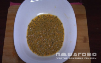 Фото приготовления рецепта: Панна-котта с маракуйей - шаг 8