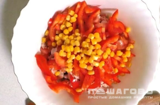 Фото приготовления рецепта: Салат с копченой курицей, овощами и кукурузой - шаг 5
