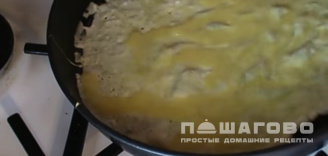 Фото приготовления рецепта: Салат «Министерский» с куриной грудкой и яичными блинчиками - шаг 2