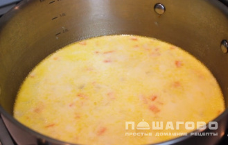 Фото приготовления рецепта: Крем-суп с плавленым сыром и картофелем - шаг 3