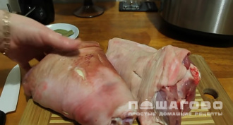 Фото приготовления рецепта: Свиная рулька в мультиварке - шаг 2