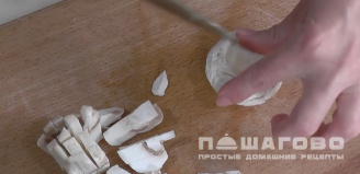 Фото приготовления рецепта: Фаршированные баклажаны-лодочки под сыром - шаг 3