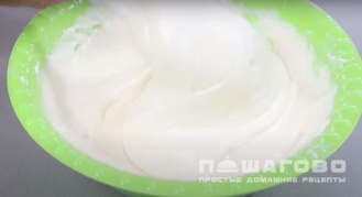 Фото приготовления рецепта: Пышный бисквитный корж для торта - шаг 4