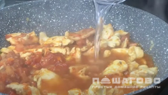Фото приготовления рецепта: Нежная курица в томатном соусе - шаг 3