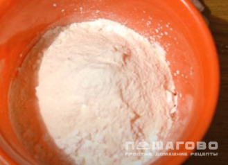 Фото приготовления рецепта: Творожный пирог с абрикосами - шаг 4