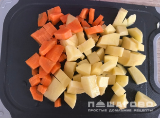 Фото приготовления рецепта: Картофельное рагу с мясом на сковороде - шаг 3