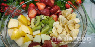 Фото приготовления рецепта: Фруктовый салат с шоколадом и взбитыми сливками - шаг 4
