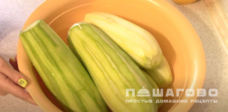 Фото приготовления рецепта: Лечо из кабачков и перца с томатной пастой - шаг 1