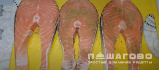 Фото приготовления рецепта: Семга, запеченная с картофелем, под сметанным соусом - шаг 3