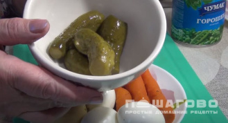 Фото приготовления рецепта: Салат Оливье с отварной рыбой - шаг 2