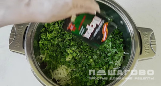 Фото приготовления рецепта: Окрошка летняя с помидорами и зеленью - шаг 7