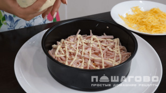 Фото приготовления рецепта: Салат с корейской морковью и ветчиной - шаг 3