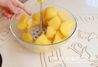 Фото приготовления рецепта: Чебуреки с картошкой и сыром - шаг 3