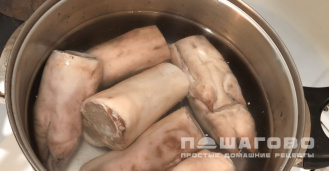 Фото приготовления рецепта: Студень из свиных ножек - шаг 1
