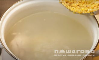Фото приготовления рецепта: Суп гороховый с копченой колбасой - шаг 2