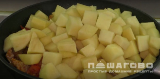 Фото приготовления рецепта: Жаркое со свининой, грибами и овощами - шаг 8