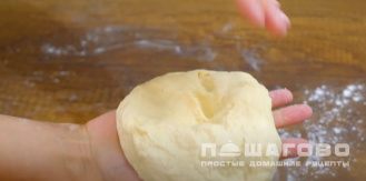 Фото приготовления рецепта: Вкусные вареники с вишней - шаг 4