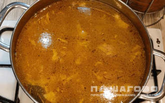 Фото приготовления рецепта: Суп с зеленым горошком с яйцом - шаг 2