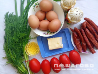 Фото приготовления рецепта: Яичница-глазунья с охотничьими колбасками и помидорами - шаг 1