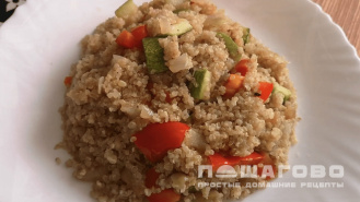Фото приготовления рецепта: Киноа с овощами - шаг 7