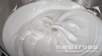 Фото приготовления рецепта: Крем безе для украшения - шаг 4