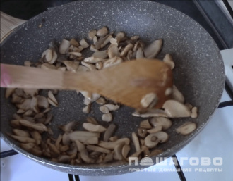 Фото приготовления рецепта: Сметанный салат с креветками и шампиньонами - шаг 3