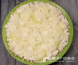 Фото приготовления рецепта: Слоеный салат с курицей и шампиньонами - шаг 6