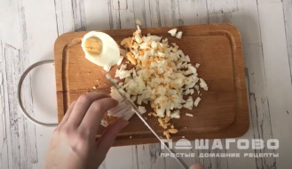 Фото приготовления рецепта: Тарталетки с крабовыми палочками и сыром - шаг 2
