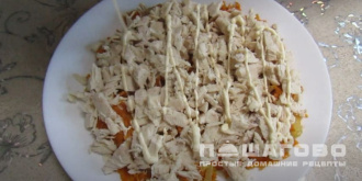 Фото приготовления рецепта: Салат Белый медведь с курагой и грецким орехом - шаг 6