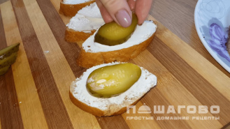 Фото приготовления рецепта: Канапе на шпажках с салями и моцареллой на день рождения - шаг 1