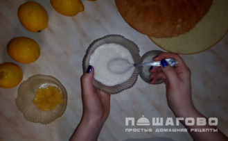 Фото приготовления рецепта: Сладкая пропитка для бисквитного торта - шаг 1