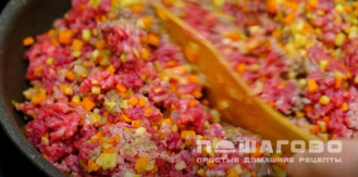 Фото приготовления рецепта: Лазанья с говяжим фаршем на сковороде - шаг 3