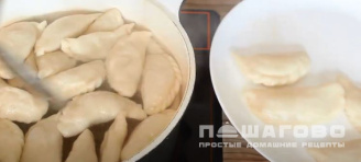 Фото приготовления рецепта: Вареники с сырым картофелем и салом - шаг 8