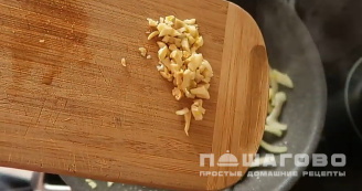 Фото приготовления рецепта: Салат из зеленой фасоли с яйцами - шаг 3