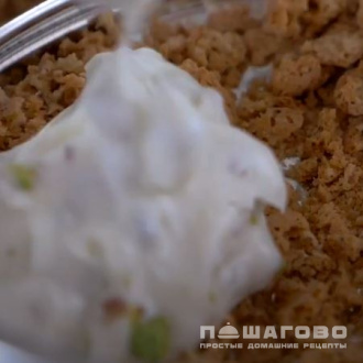 Фото приготовления рецепта: Итальянское сырное мороженное с орехами - шаг 8